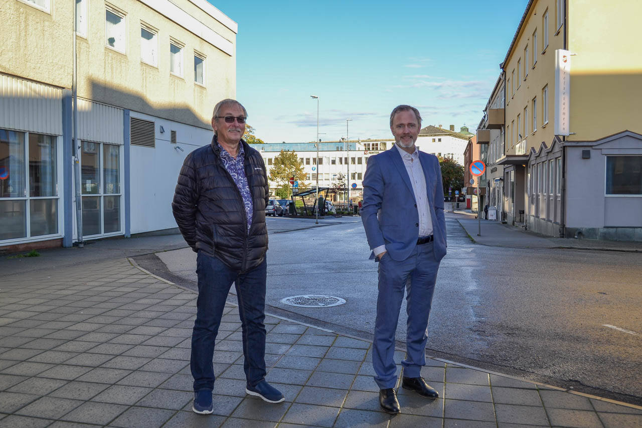 Arnt Alsli (t.v.) i folkets Hus SA og rådmann i Kristiansund kommune Arne Ingebrigtsen (t.h.) er godt fornøyd med å ha kommet i havn med en avtalen. Foto: Kristiansund kommune