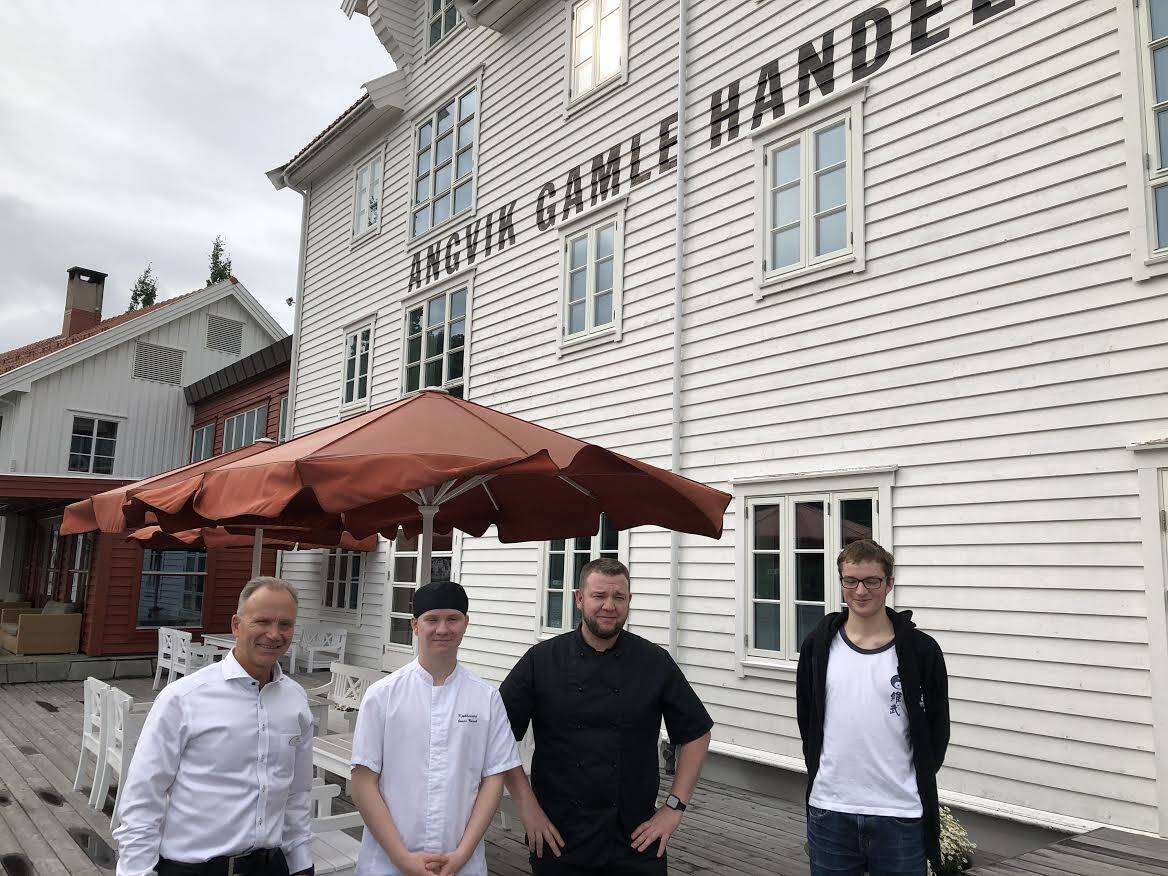Direktør Jon Arild Birkeland, kokkelærling Oscar Gundersen, kjøkkensjef Maciej Kudlicki, og servitørlærling Gabriel Sandbakk.