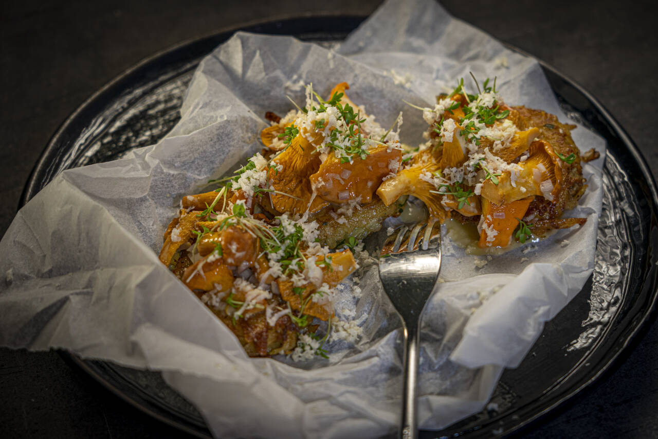 POTET OG SOPP: Hash browns, eller røstipotet, gjemmer seg under kantarellene.Foto: Heiko Junge / NTB