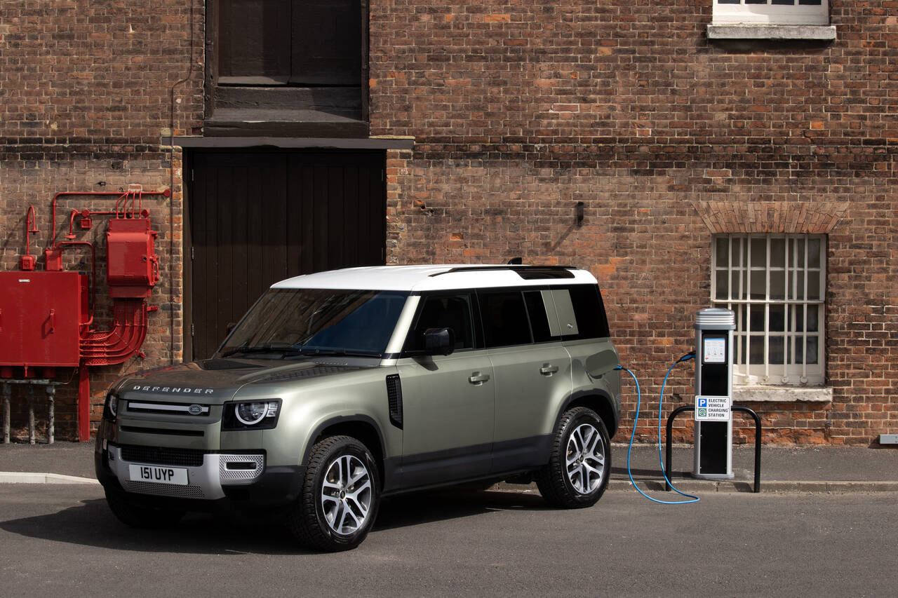 LADER OPP: Land Rovers nye Defender-utgave skal bli ladbar. Foto: Produsenten