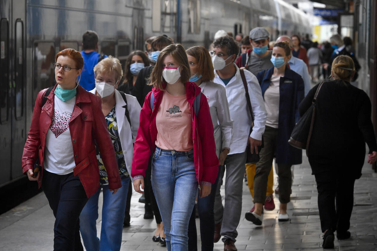 Bruk av munnbind blir stadig vanligere i europeiske byer, som her i Praha i Tsjekkia, der det nå er rekordhøy smittespredning. Foto: AP / NTB 