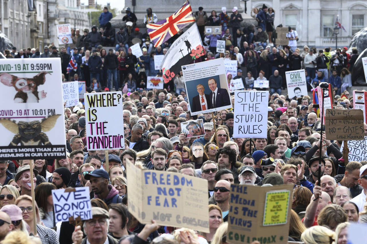 Tusenvis av mennesker demonstrerte lørdag mot smittevernreglene i London. Foto: Stefan Rousseau / AP / NTB scanpix