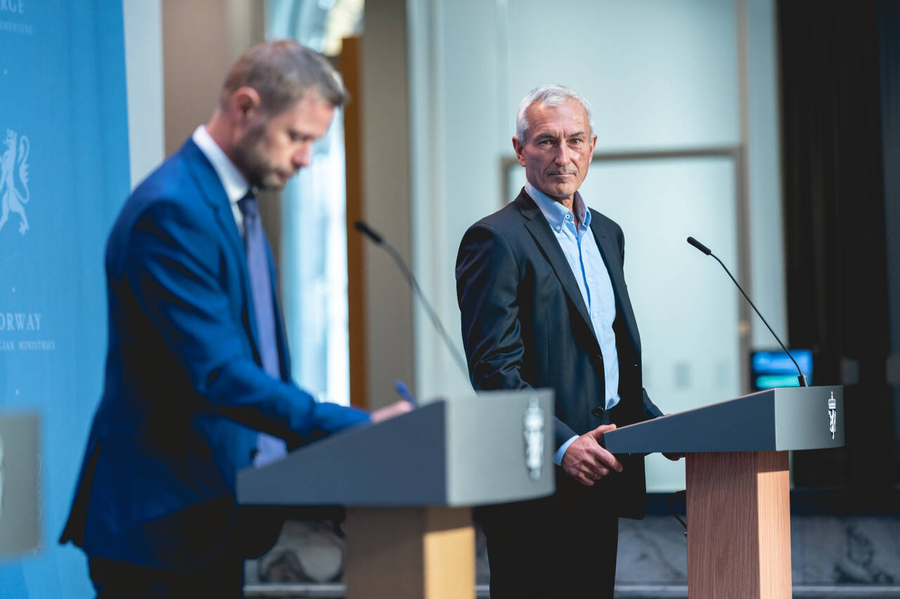 Helse- og omsorgsminister Bent Høie og departementsråd Bjørn-Inge Larsen i Helse- og omsorgsdepartementet under presseseminaret om vaksinearbeid knyttet til utvikling av en covid-19-vaksine tirsdag. Foto: Stian Lysberg Solum / NTB