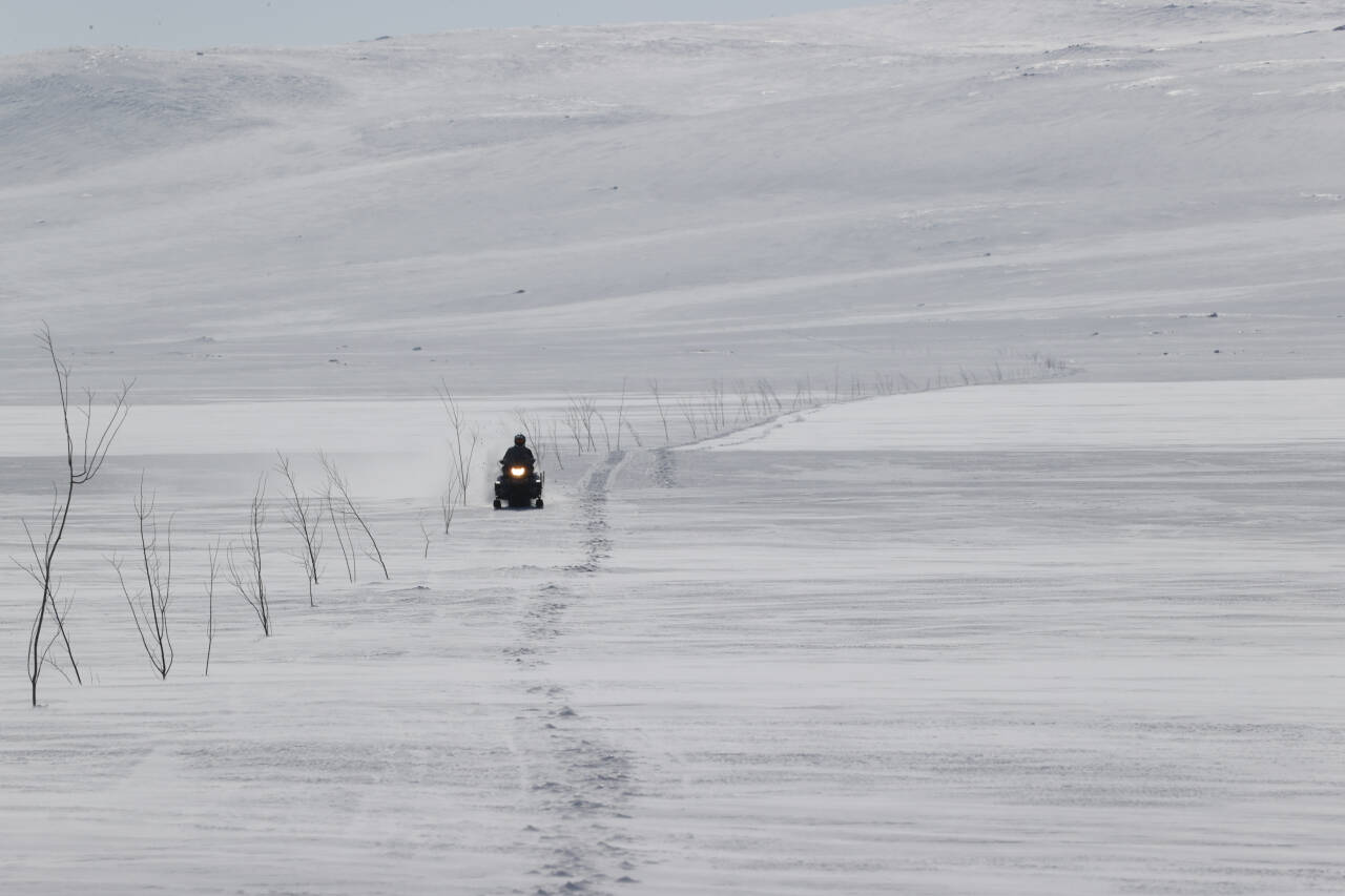 Fra i vinter kan kommunene gi flere lov til å bruke snøscooter for å frakte bagasje og utstyr til hyttene. Bildet er tatt på Hardangervidda i påsekn. Arkivfoto: Ørn E. Borgen / NTB