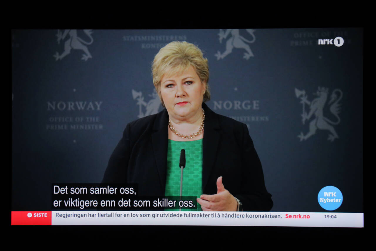 Flere unge fulgte med på direktesendt TV etter at landet stengte ned i mars. Bildet er av NRKs sending av koronapressekonferansen 18. mars. Foto: Ørn E. Borgen / NTB
