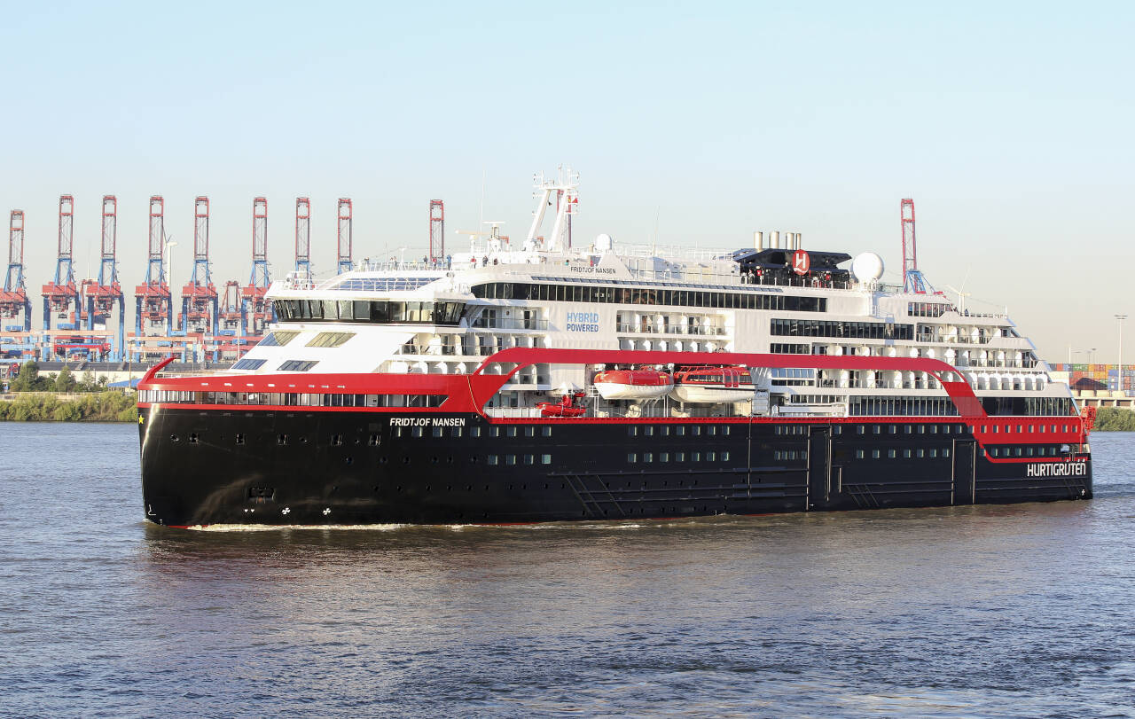 Hurtigruteskipet Fridtjof Nansen, her i havna i Hamburg i juli. Nå brukes skipet som hotell for filmarbeidere i Hellesylt i Møre og Romsdal. Foto: Bodo Marks, DPA / NTB scanpix