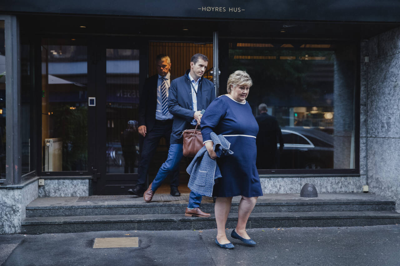 Statsminister og Høyre-leder Erna Solberg på vei ut til bilen etter en pressefrokost onsdag i forkant av Høyres landsmøte. Foto: Jil Yngland / NTB scanpix