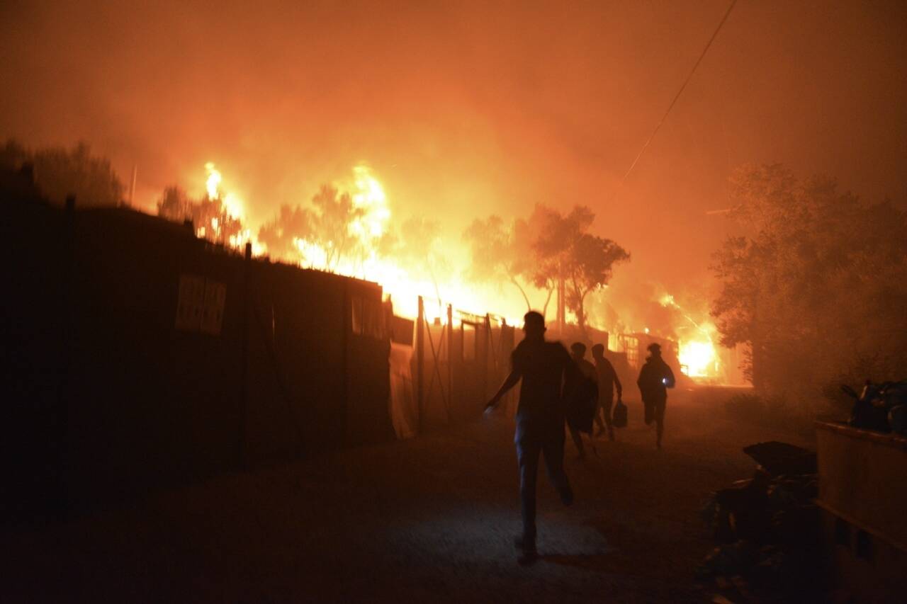 Migranter og flyktninger flykter fra brannene i Moria-leiren på Lesvos. Foto: Panagiotis Balaskas / AP / NTB scanpix