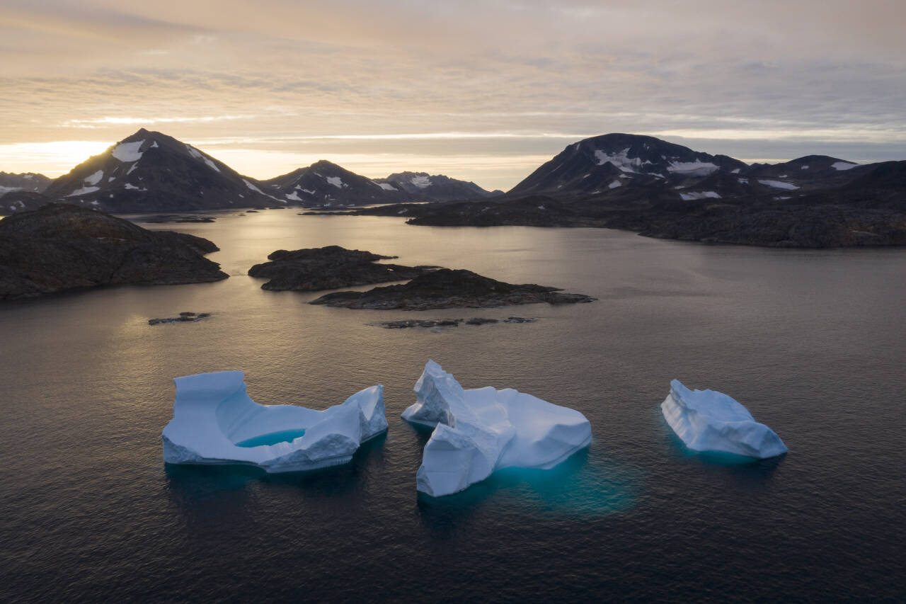 Isblokker i sjøen utenfor Kulusuk på Grønland. Nye tall viser at det forsvant 532 milliarder tonn is på Grønland i fjor, noe som var ny rekord. Foto: Felipe Dana / AP / NTB scanpix