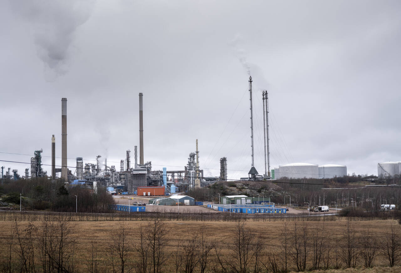 Planene om å bygge ut oljeraffineriet til Preem i Lysekil truer med å sprenge den svenske regjeringen, ifølge svenske medier. Utbyggingen kan medføre at Sverige ikke greier å oppfylle sine klimaforpliktelser i Parisavtalen. Foto: Björn Larsson Rosvall / TT / NTB