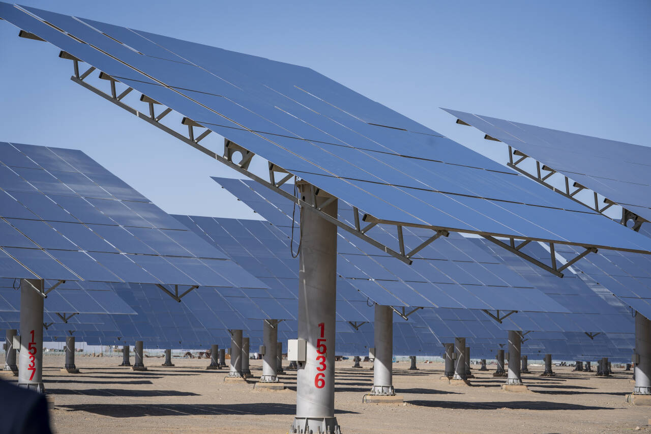 Solkraft ventes å vokse kraftig i årene framover. Bildet viser det gigantiske solkraftverket Gansu Dunhuang Solar Park, som kinesiske myndigheter har bygget i ørkenen ved Dunhuang. Foto: Heiko Junge / NTB scanpix