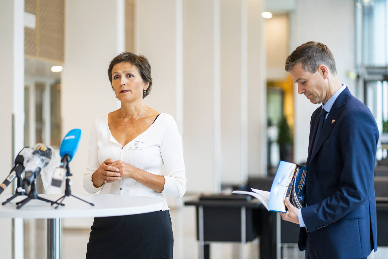 Samferdselsminister Knut Arild Hareide (KrF) mottok mandag en rapport om framtidige inntekter i bomringene. Rapporten ble overlevert av utvalgsleder Annegrete Bruvoll.Foto: Håkon Mosvold Larsen / NTB