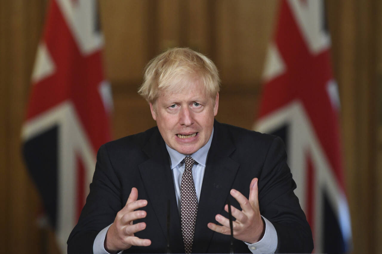 Den britiske statsministeren Boris Johnson under onsdagens pressekonferanse, der han la fram innstramminger i smittevernreglene i England. Foto: Stefan Rousseau / Pool via AP / NTB scanpix