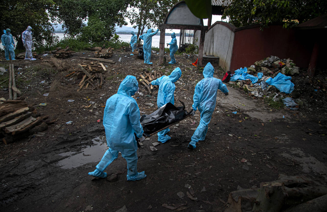 Helsearbeidere bærer et av pandemiens ofre til kremasjon i Gauhati i India tidligere i september. India har påvist over 5 millioner smittetilfeller og registrert drøyt 84.000 koronarelaterte dødsfall. Foto: Anupam Nath / AP / NTB