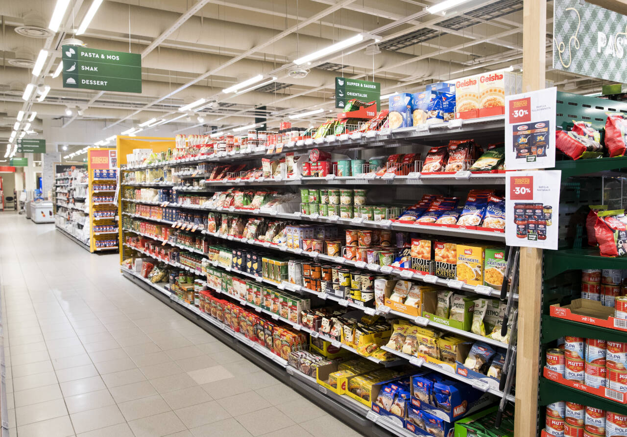 Venstre og Høyre vil på nytt ta kampen for at også større matbutikker skal få ha åpent på søndager. Foto: Terje Pedersen / NTB scanpix