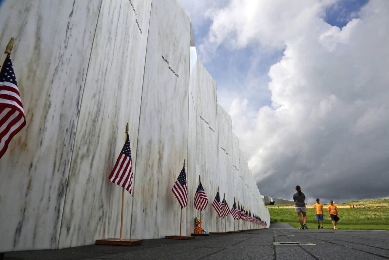 På minnesmerket ved Shanksville står navnene på de 40 passasjerene og besetningen som ble drept da det kaprede United Flight 93 styrtet her for 19 år siden. Arkivfoto: Gene J. Puskar / AP / NTB scanpix