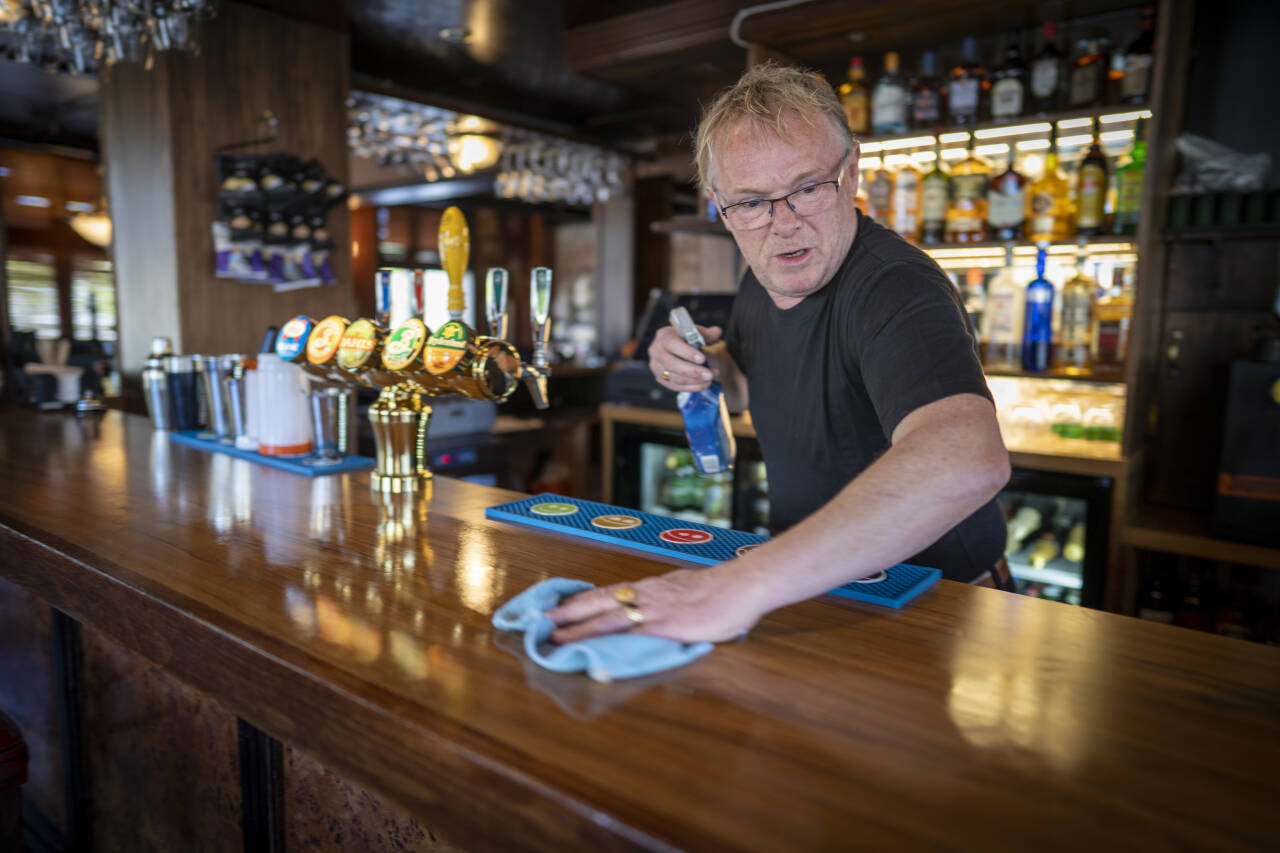 Per Sandberg, her i puben han har åpnet i Halden, har meldt seg ut av Fremskrittspartiet. Foto: Heiko Junge / NTB scanpix