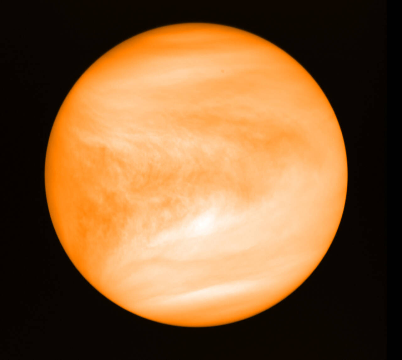 Venus fotografert i 2016 fra den japanske romsonden Akatsuki. Stoffet fosfin, som kan være et tegn på levende mikrober, er oppdaget i planetens atomsfære. Foto: J. Greaves / AP / NTB scanpix