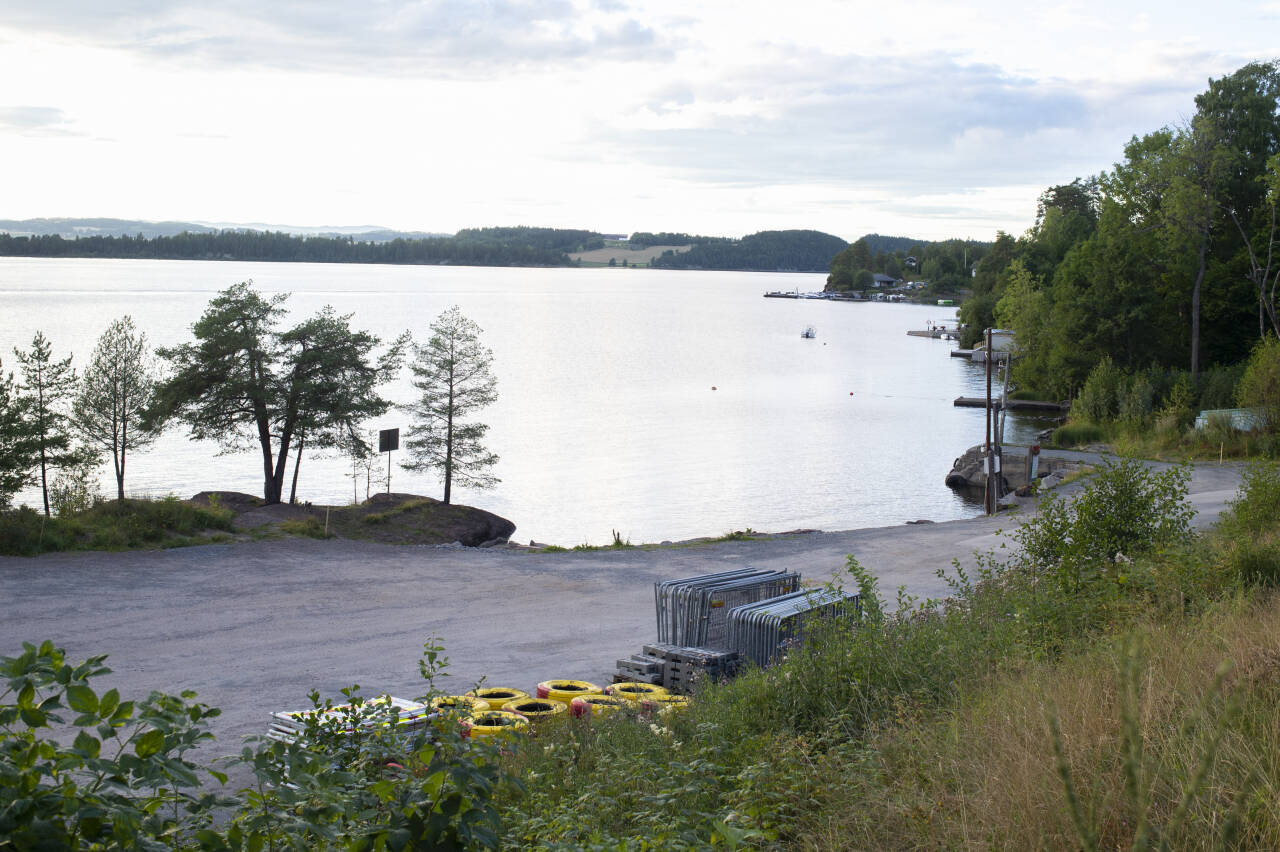 I august startet anleggsarbeidet med 22. juli-minnesmerket på Utøykaia. Naboene vil stanse oppføringen. Tirsdag skal Ringerike tingrett ta standpunkt til om arbeidet skal stanses midlertidig fram til striden om minnesmerket skal opp i retten i november.Foto: Annika Byrde / NTB scanpix