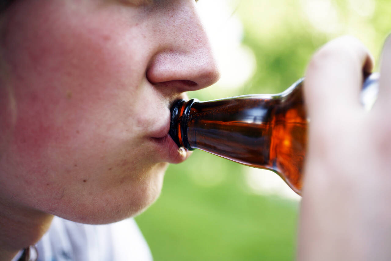 Alkovettorganisasjonen Av-og-til reagerer på at en stor andel av et landsrepresentativt utvalg av tenåringer som drikker alkohol, sier de har gjort det for å takle vanskelige følelser. Illustrasjonsfoto: Sara Johannessen / NTB scanpix