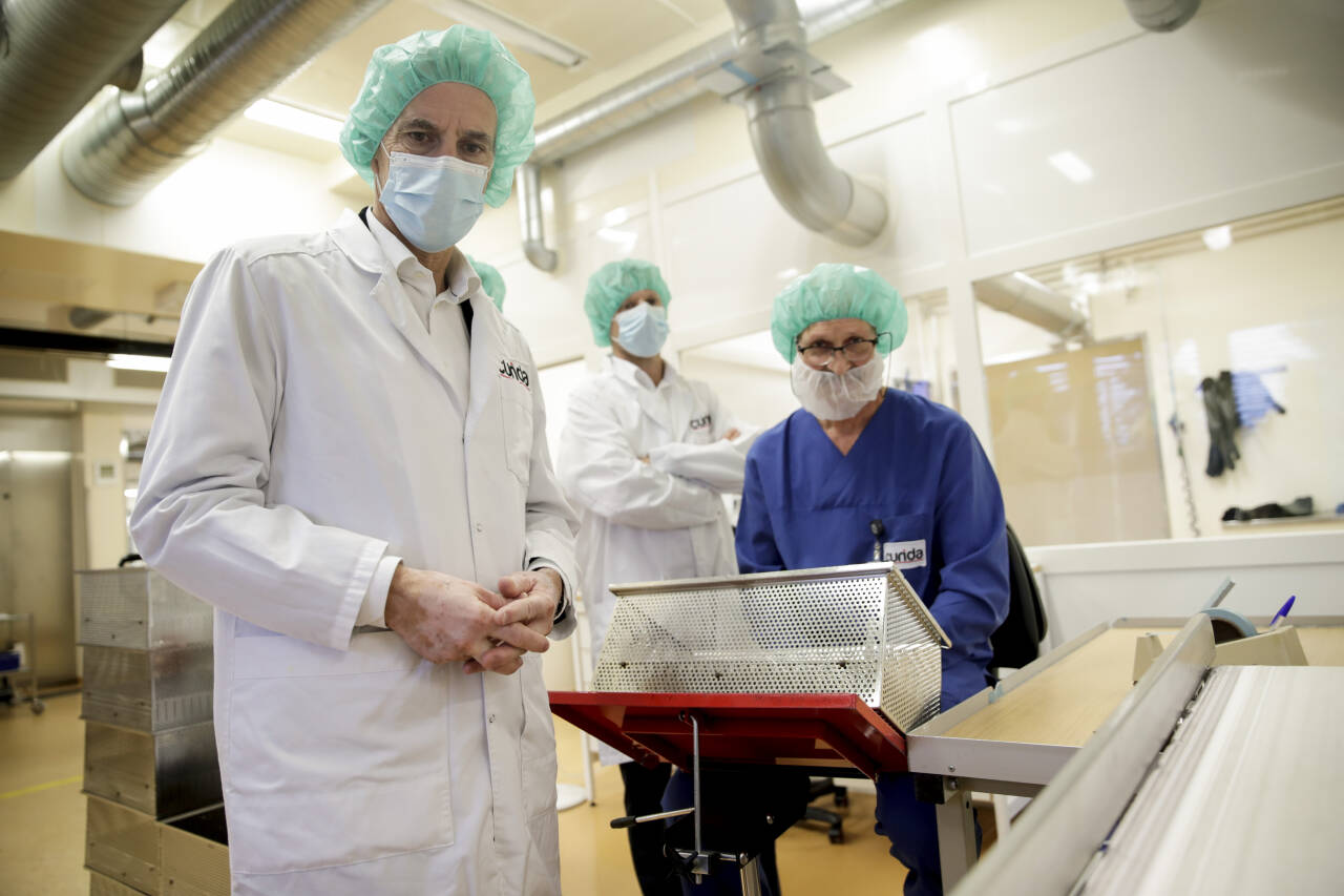 Arbeiderpartiets leder Jonas Gahr Støre besøkte torsdag legemiddelprodusenten Curida i Elverum i Innlandet.Foto: Vidar Ruud / NTB