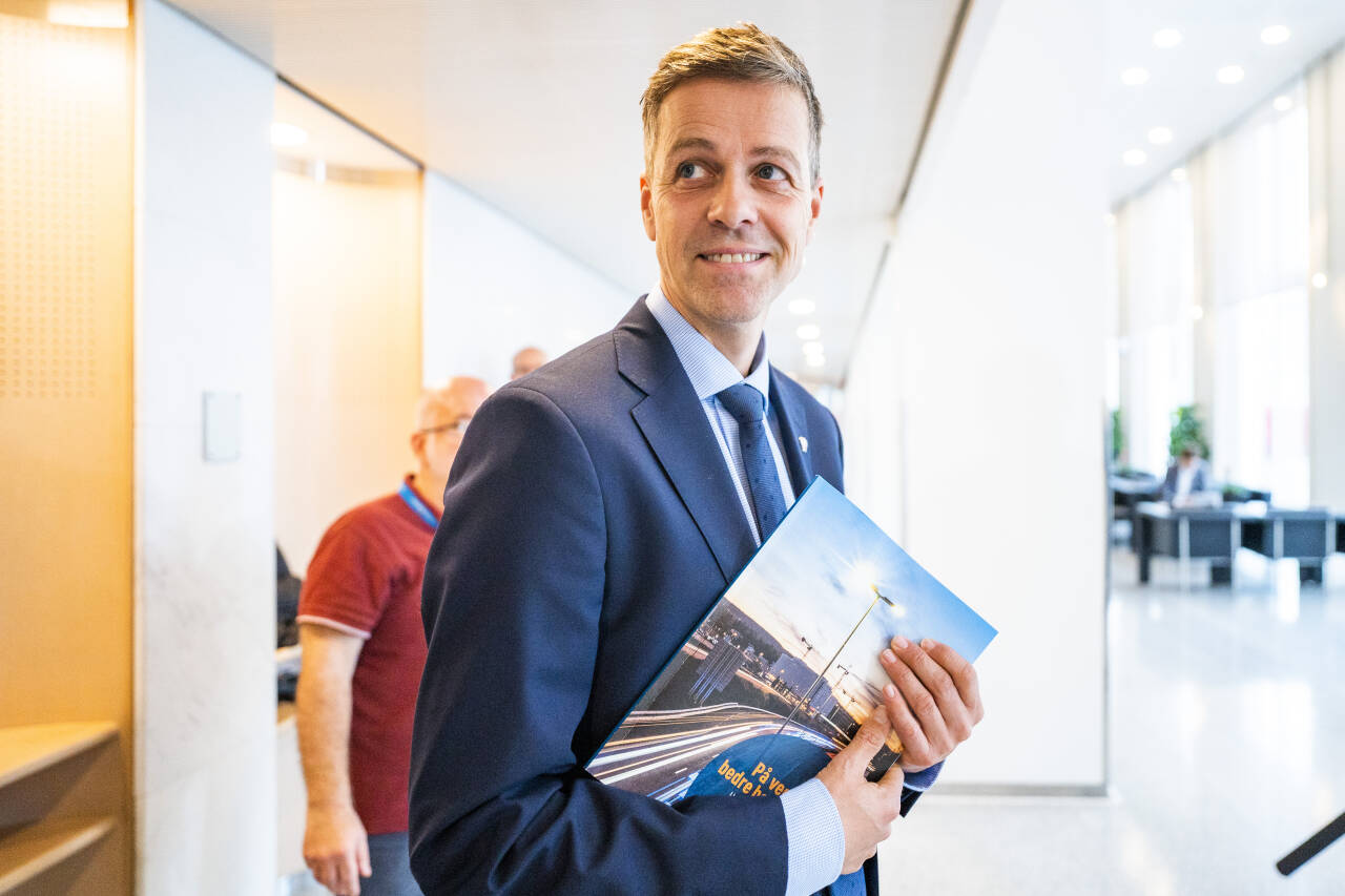 Samferdselsminister Knut Arild Hareide (KrF) mener dagens Nasjonal transportplan (NTP) er urealistisk. Flere store samferdselsprosjekter kan dermed bli kuttet. Foto: Håkon Mosvold Larsen / NTB 