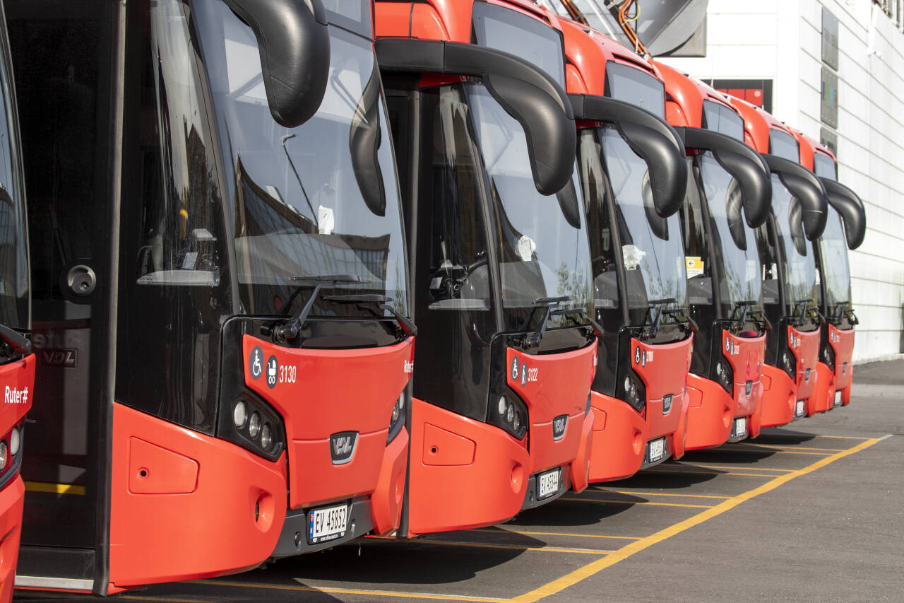 Unibuss sine buser står parkert på Ulven i Oslo. Lørdag ble streiken utvidet med 4.500 nye bussjåfører. Foto: Terje Pedersen / NTB