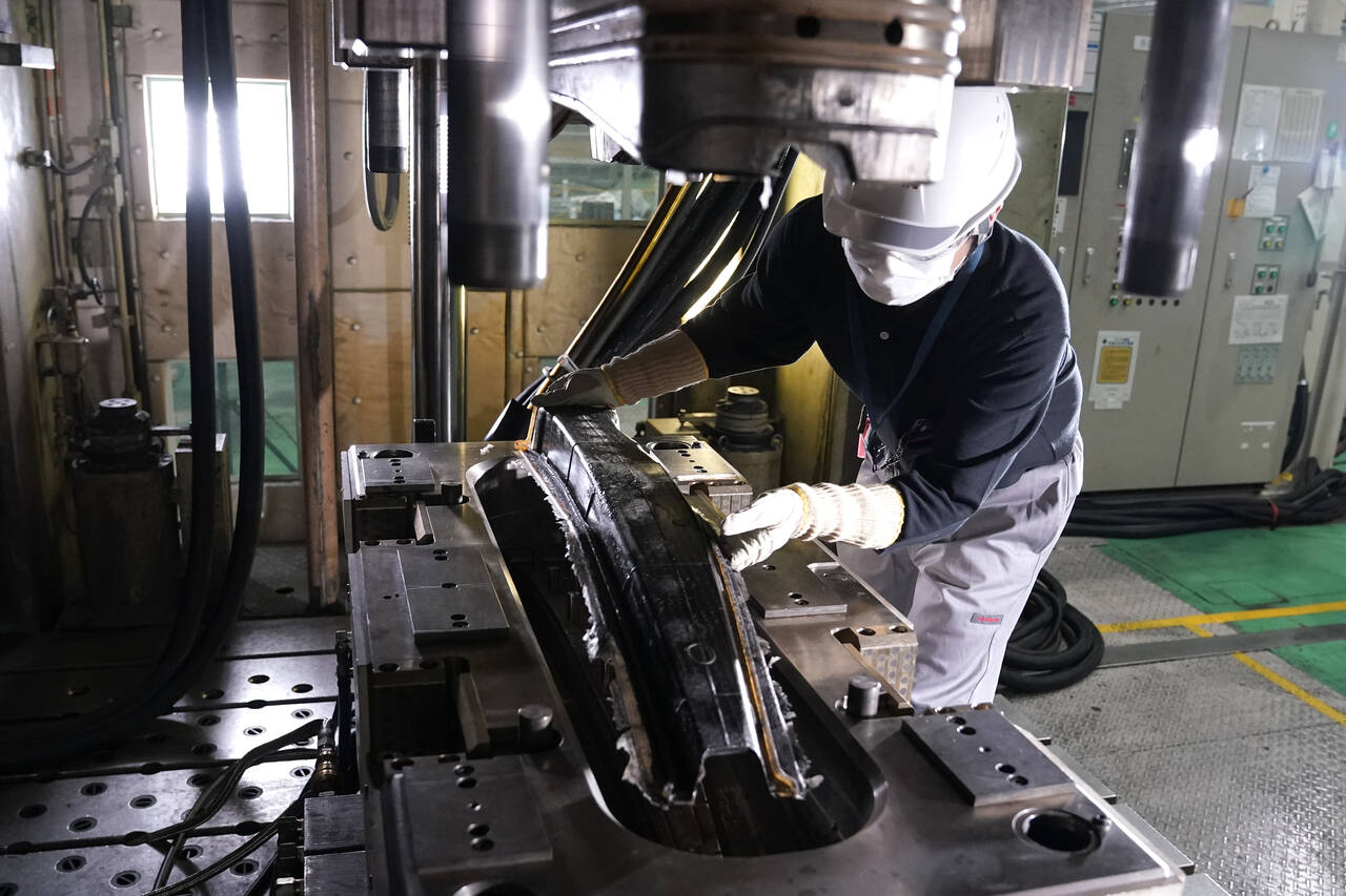 LETT OG STERKT: Karbonforsterket plast er både lett og sterkt, nå skal Nissan ha funnet en metode for å lage materialet billig nok til at det kan brukes i masseproduksjon. Foto: Produsenten