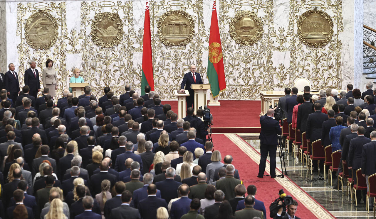 Hviterusslands president Aleksandr Lukasjenko ble onsdag tatt i ed som president for enda en periode. Han har hatt makten i landet i 26 år. Foto: Sergej Sjeleg / Pool Photo via AP / NTB 
