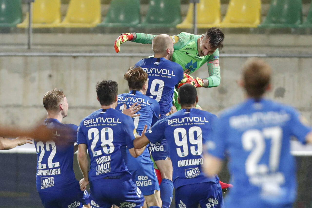 Molde-spillerne stormer til for å omfavne keeper Andreas Linde etter at hans redning avgjorde mesterligakvalifiseringen mot Qarabag. Foto: Petros Karadjias, AP / NTB scanpix