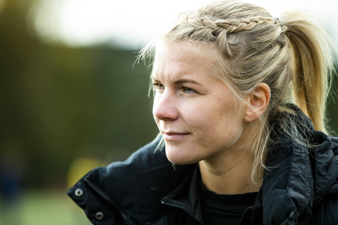Den norske superspissen Ada Hegerberg er operert for et tretthetsbrudd mens hun har rehabilitert seg etter operasjonen da hun røk korsbåndet i vinter. Foto: Berit Roald / NTB scanpix