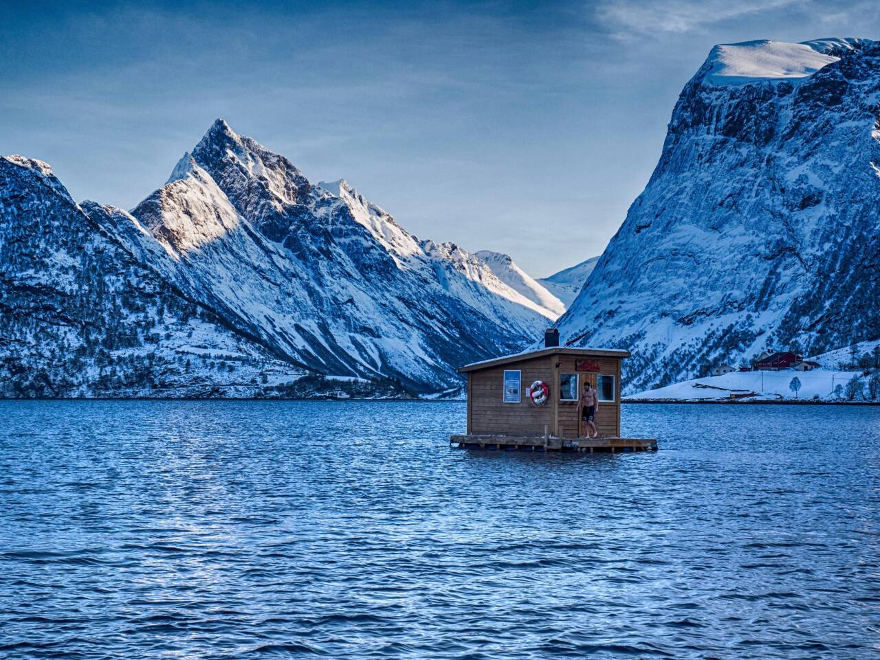 SPEKTAKULÆRT: Lokale badstuentusiaster har bygget Sæbø fjordsauna, vakkert plassert blant de spektakulære Sunnmørsalpene. Foto: Sæbø fjordsauna