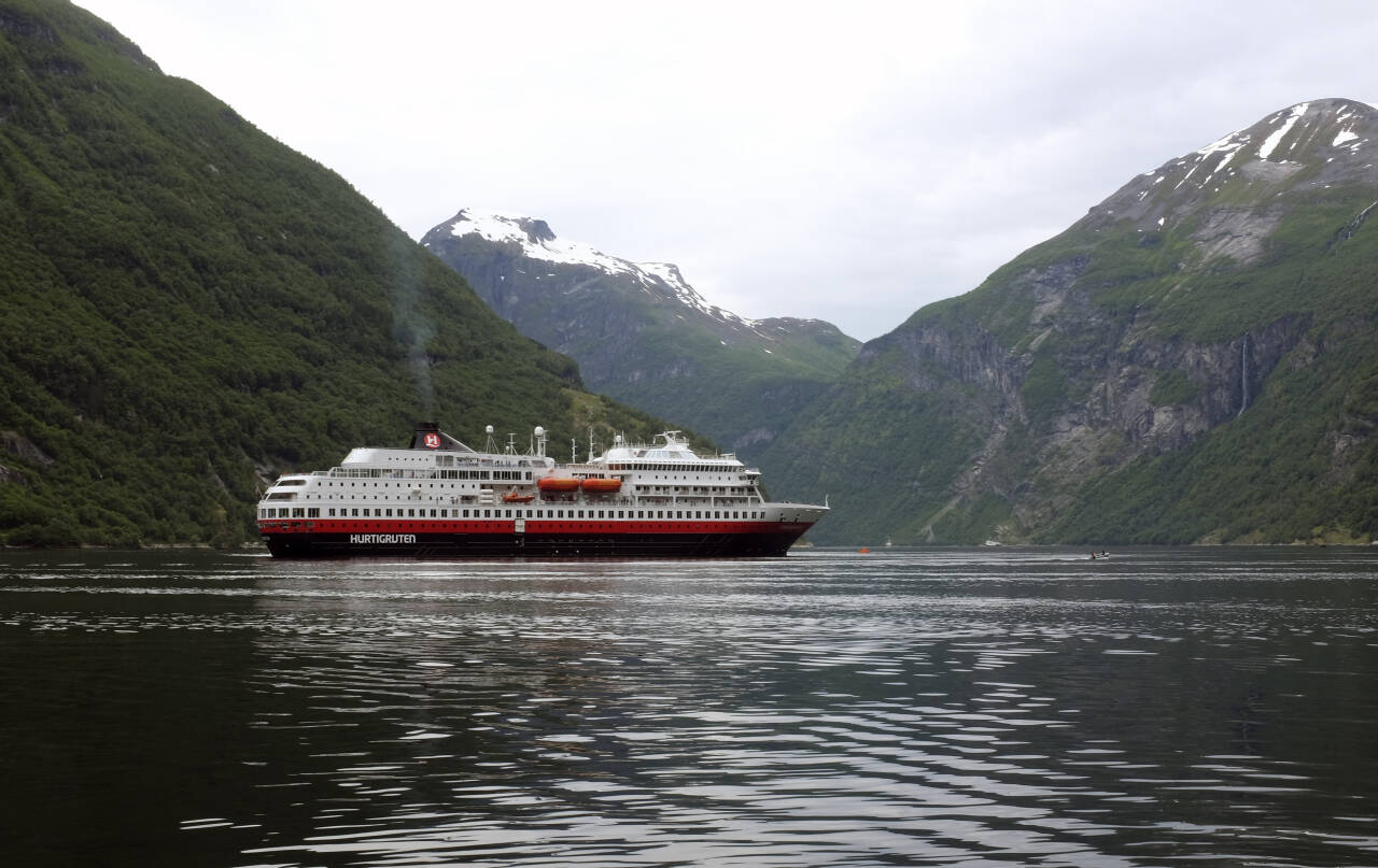 Hurtigruta Finnmarken i Geirangerfjorden i 2015.Foto: Marianne Løvland / NTB