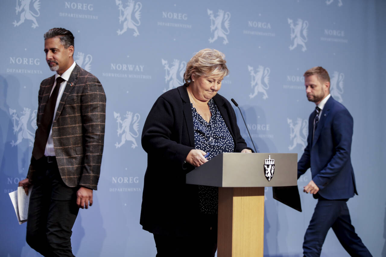 Statsminister Erna Solberg (H), helse- og omsorgsminister Bent Høie (H) og kultur- og likestillingsminister Abid Raja (V) på pressekonferanse om koronasituasjonen onsdag. Foto: Vidar Ruud / NTB