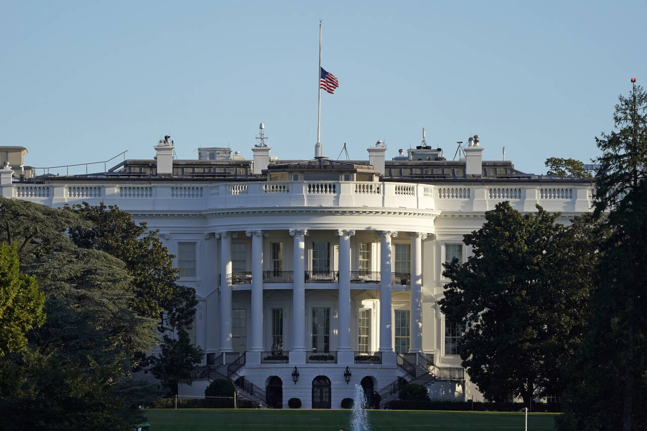 Det hvite hus flagget på halv stang lørdag til minne om den avdøde høyesterettsdommeren Ruth Bader Ginsburg. Konvolutten skal ha blitt stanset tidligere i uka. Foto: Patrick Semansky / AP / NTB