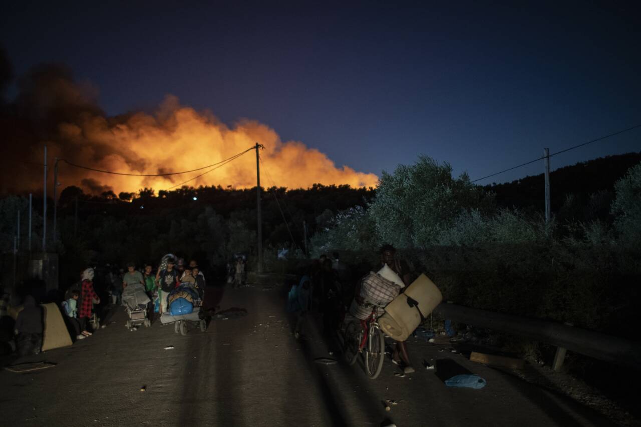 Brann i flyktningleieren i Moria, Lesvos, Hellas. Foto: Petros Giannakouris / AP