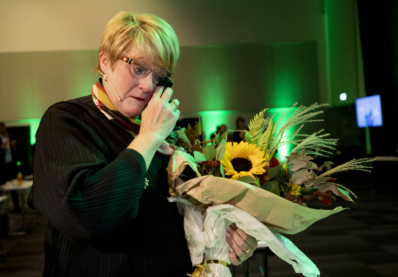 Avtroppende Venstre-leder Trine Skei Grande måtte felle noen tårer etter at hun hadde holdt sin siste tale som partileder. Foto: POOL / Geir Olsen / NTB