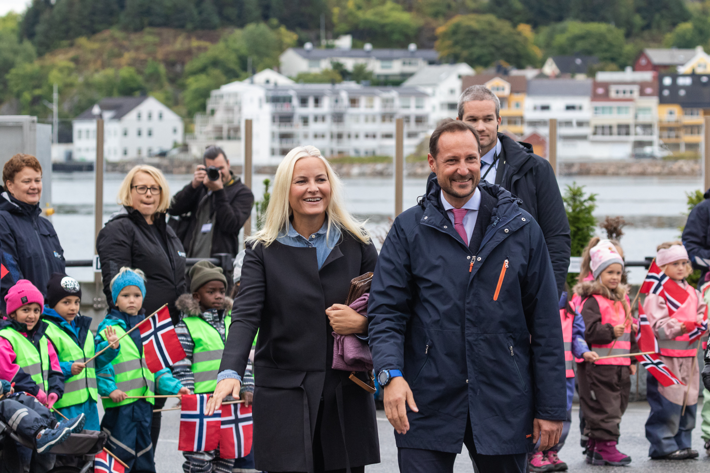 Kronprinsesse Marit og kronprins Håkon ble tatt vel imot i dag på Storkaia i Kristiansund. Foto: Steinar Melby / KSU.NO
