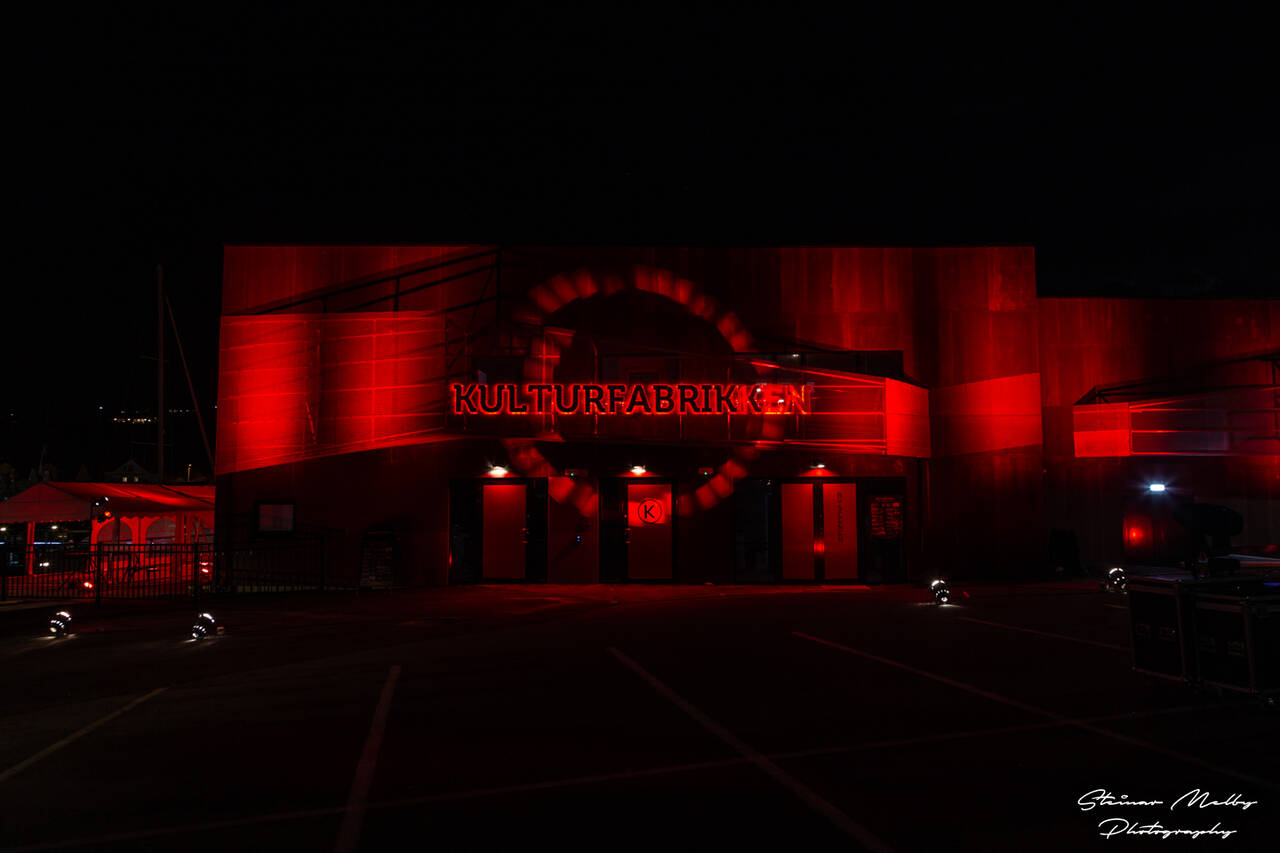 Kulturfabrikken farget blodrødt under Red Alert i Kristiansund. Foto: Steinar Melby