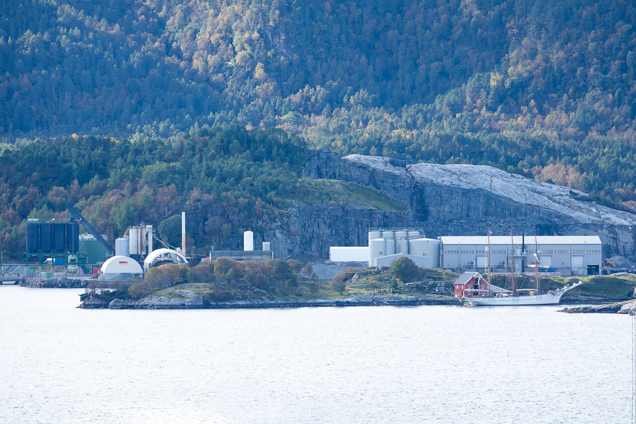 Luktproblematikken er i hovedsak å finne ved høy aktivitet hos Veidekke på Husøya i Kristiansund kommune. Dette er spesielt et problem i lange perioder på vårparten og høsten. Foto: Steinar Melby / KSU.NO 