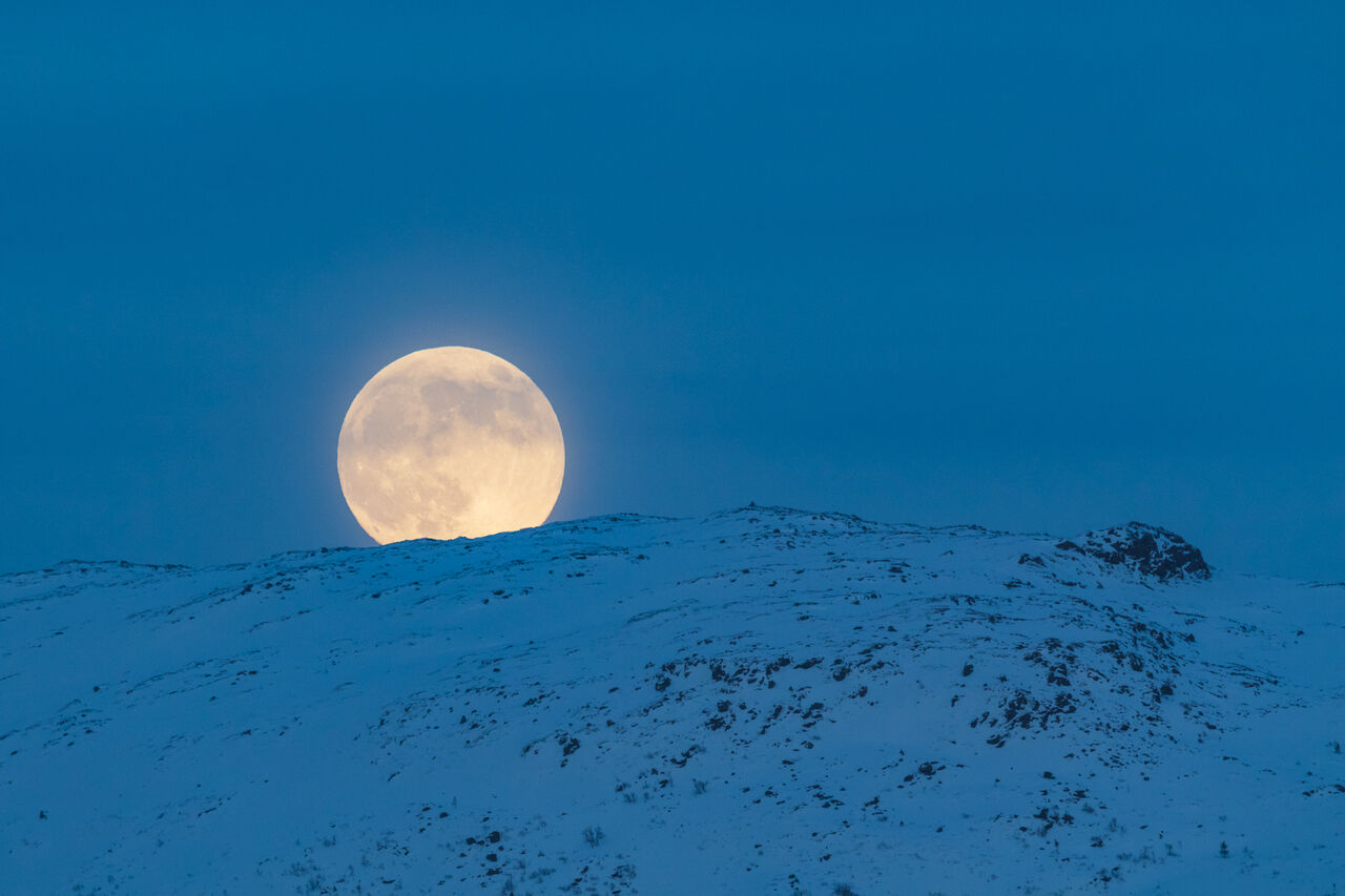 En supermåne på vei opp bak Fløystadfjellet på Straumsnes, Tingvoll. Foto: Steinar Melby / KSU.NO