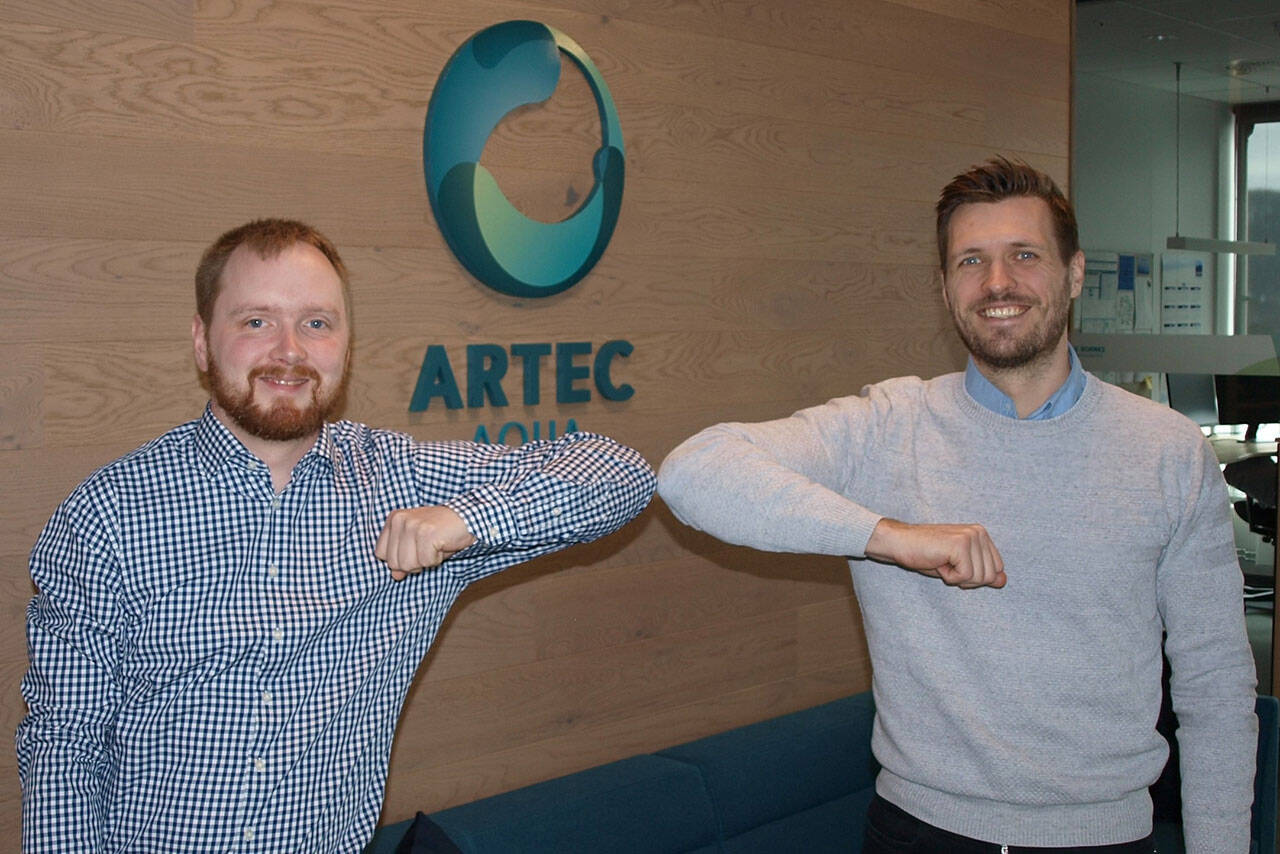 Ola André Synes (t.v.) i Nordic Steel og Anders Haram i Artec Aqua gratulerer hverandre på tidsriktig måte. Foto: Nordic Steel