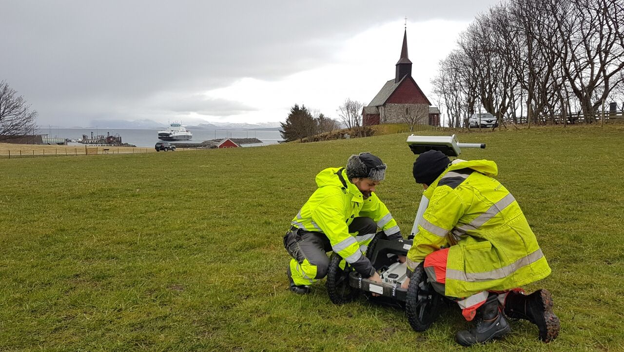 Einar Kristensen og Kristoffer Dahle, begge arkeologer i Møre og Romsdal fylkeskommune, har startet nye undersøkelser på Edøy, med fylkeskommunen sin nyinnkjøpte georadar. (foto: Møre og Romsdal fylkeskommune).