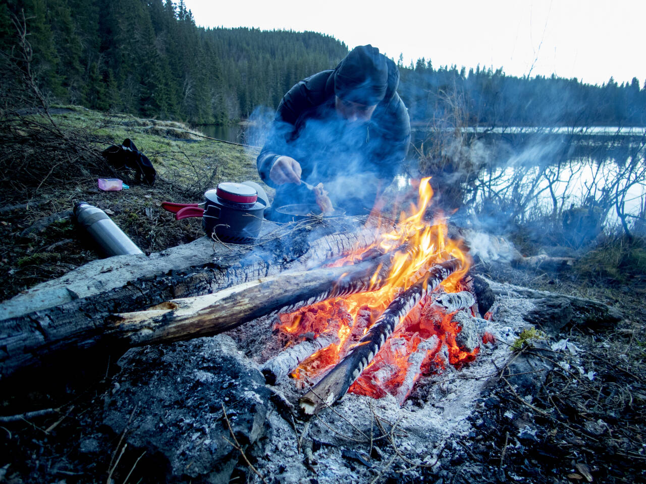 Fra 15. april til 15. september er det generelt forbud mot åpen ild i skog og utmark i Norge, med unntak av godkjente bålplasser. Foto: Gorm Kallestad / NTB