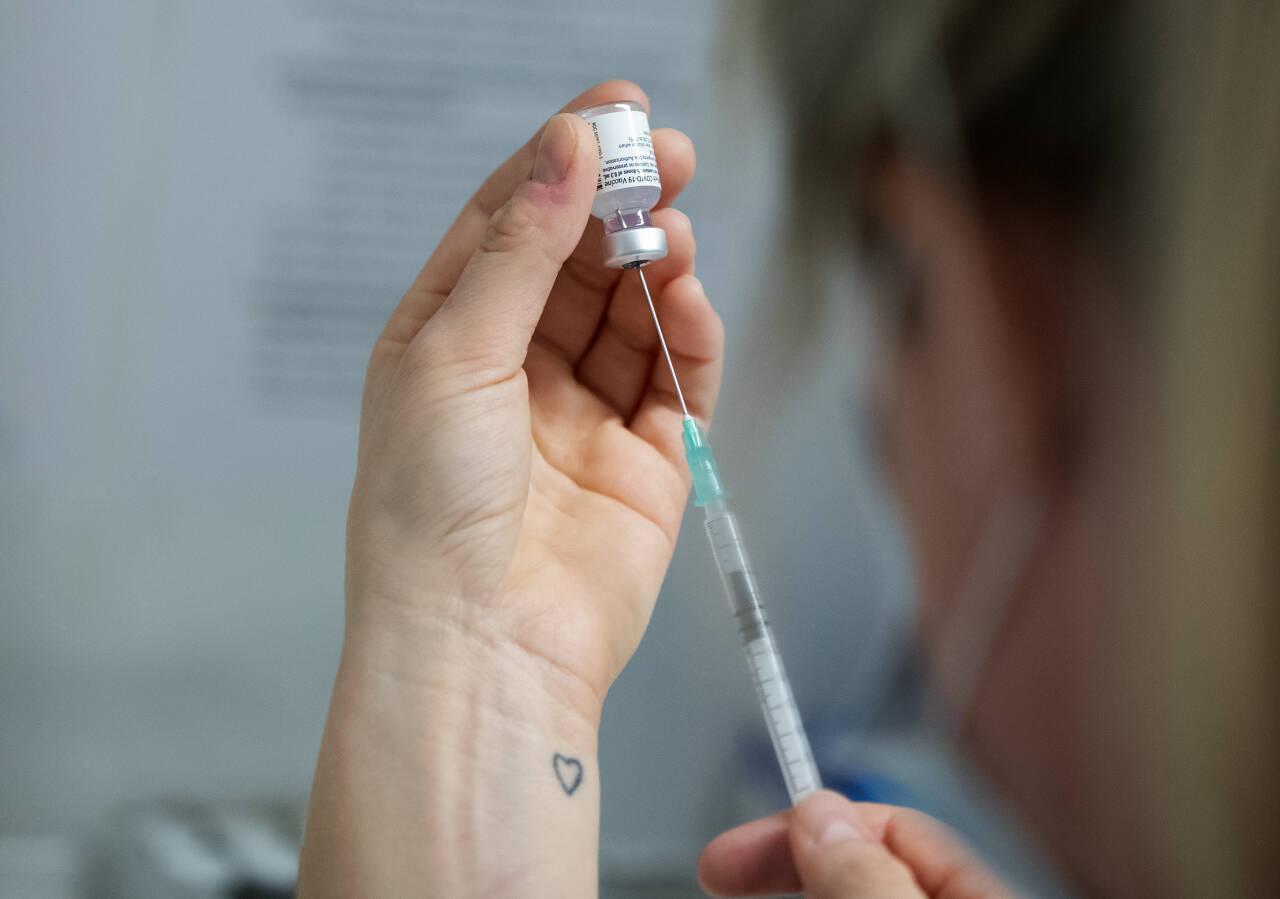 Nå har nesten 300.000 fått to vaksinedoser. 836.000 har fått første dose her i landet. Foto: Berit Roald / NTB
