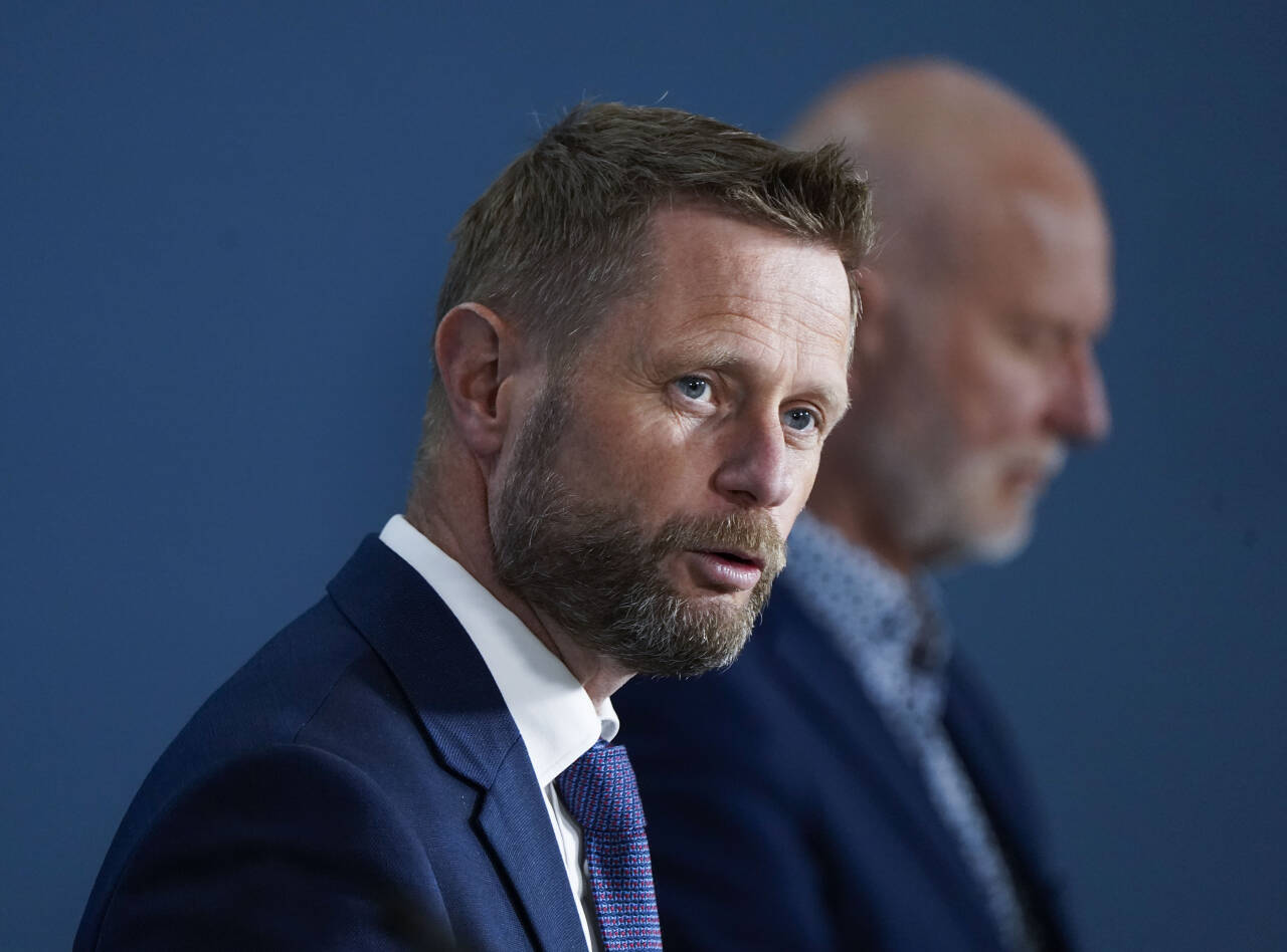 Helse- og omsorgs minister Bent Høie (t.v.) sier regjeringen vil komme med råd til fullvaksinerte personer på onsdagens pressekonferanse. Foto: Lise Åserud / NTB