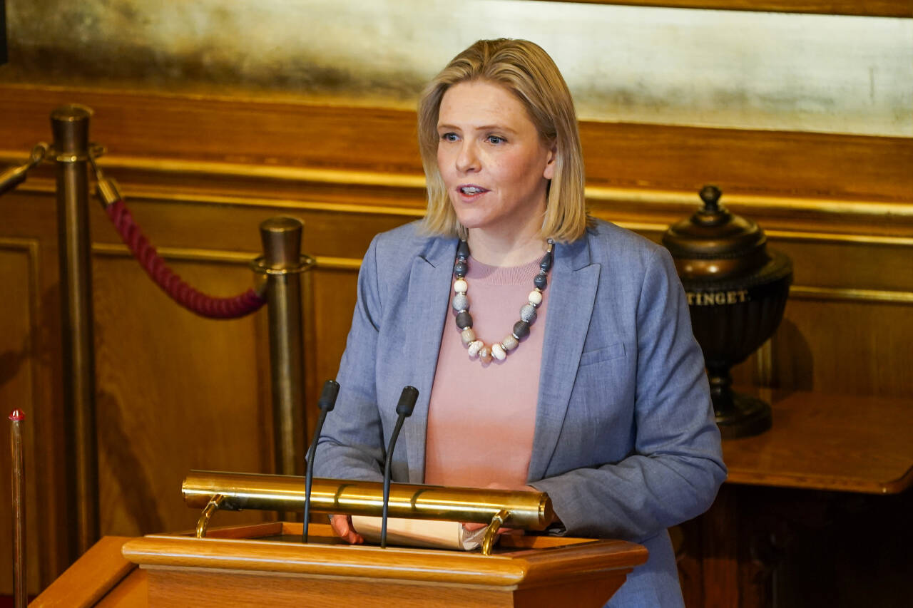 Frp-nestleder Sylvi Listhaug mener det er klokt av regjeringen å ikke sette konkrete datoer for gjenåpningen av samfunnet. Foto: Torstein Bøe / NTB