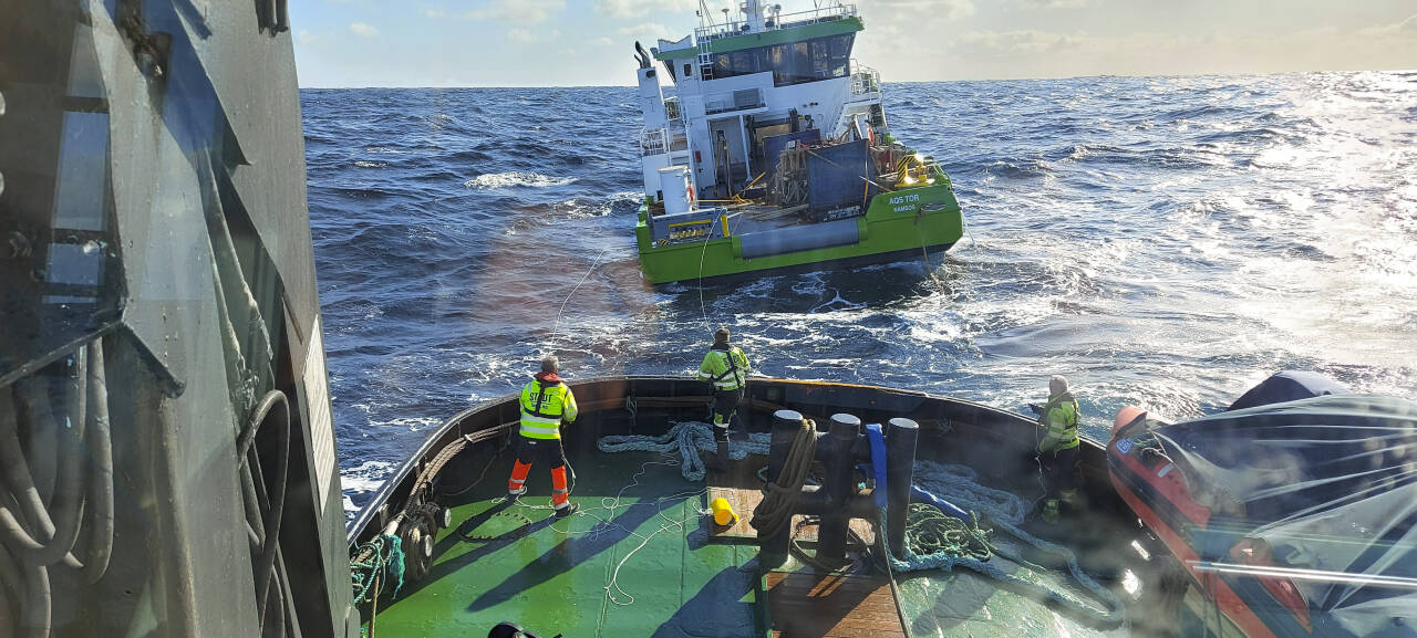 Servicebåten AQS Tor ble onsdag kveld tatt under slep etter at den falt av dekket på lasteskipet Eemslift Hendrika utenfor Ålesund. Sammen med Moen Marine og Gjensidige engasjerte AQS Stad sjøtransport som onsdag greide å berge den nye servicebåten.   Foto: Stad sjøtransport / AQS AS / NTB