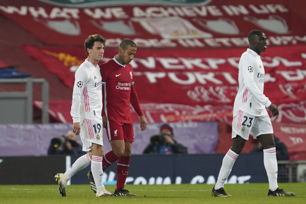 Flaggene og bannerne på Anfield kommer til å bli fjernet av supporterne fordi Liverpool er med i stiftelsen av den europeiske superligaen. Foto: Jon Super / AP / NTB