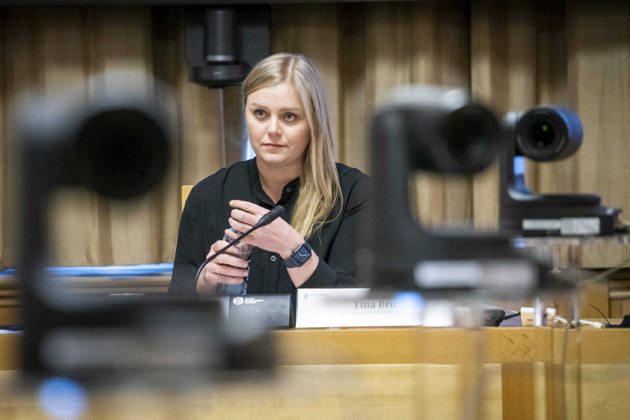 Olje- og energiminister Tina Bru (H) forventer at Equinor lærer av brannen i petroleumsanlegget på Melkøya utenfor Hammerfest 28. september. Foto: Heiko Junge / NTB